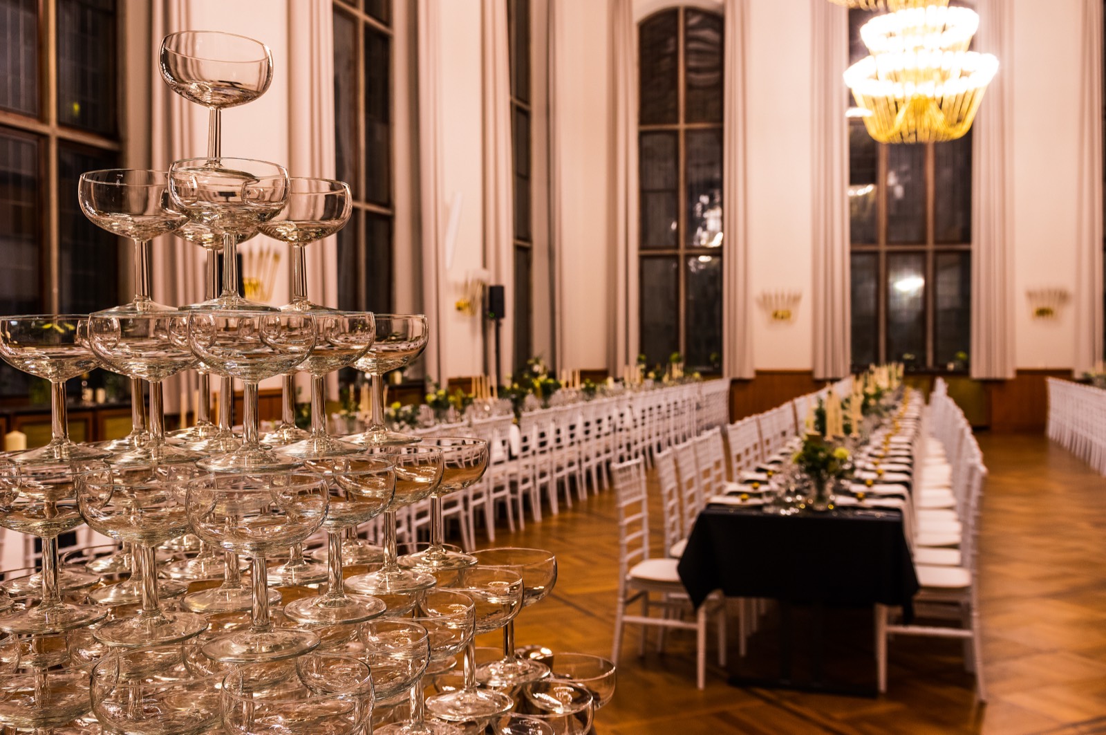 Lange festliche Tafel im Saal